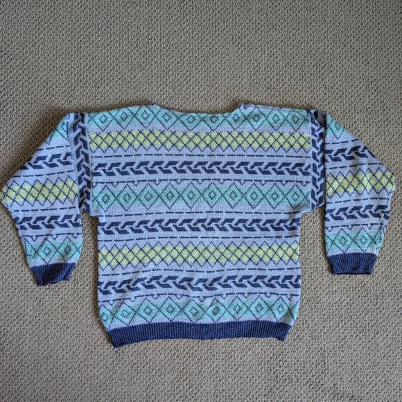 Vintage sweater with a geometric pattern, size Medium - Picture 2 of 7